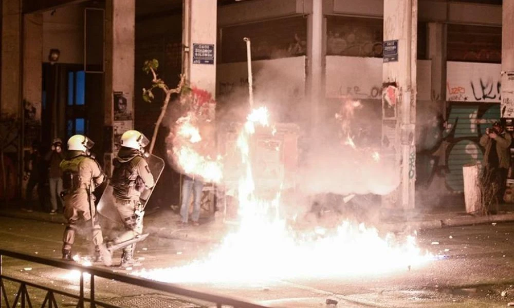 Επεισόδια έξω από το Πολυτεχνείο- Κουκουλοφόροι πέταξαν πέτρες και μολότοφ στα ΜΑΤ τα ξημερώματα